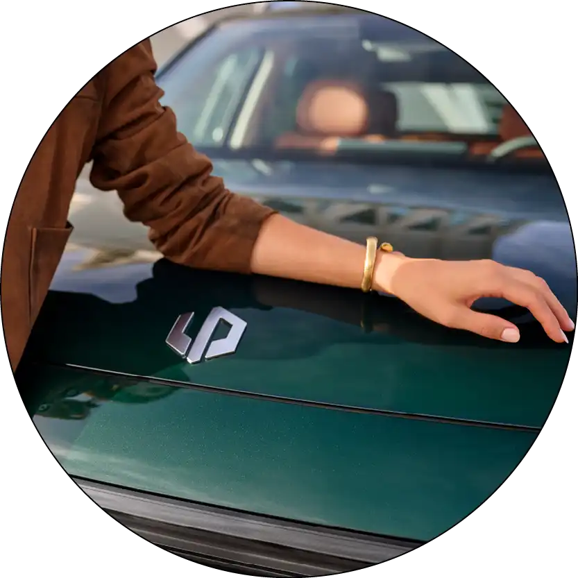 Die Motorhaube des C10 mit einem Arm drauf